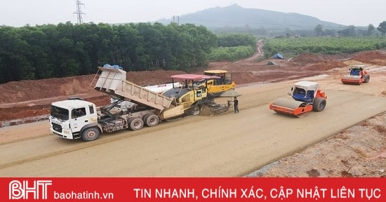 Chantier de construction animé de l'autoroute Nord-Sud à Ha Tinh à la veille du Têt