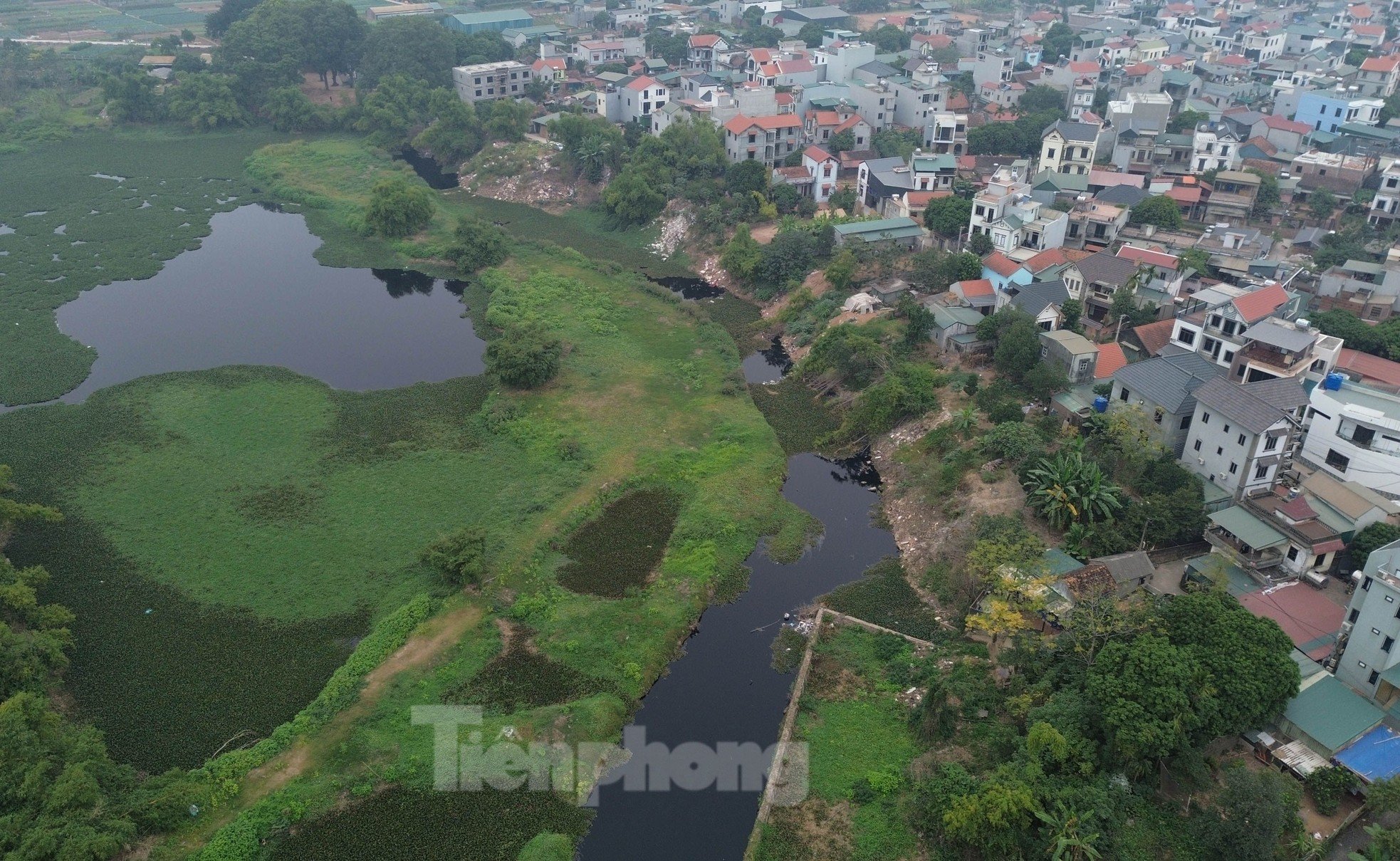 ហាណូយ៖ ទិដ្ឋភាព​បិទ​ជិត​នៃ​ទឹក​សំណល់​ខ្មៅ​ហូរ​ចូល​ទន្លេ​ថ្ងៃ​រូបថត​ទី ៥