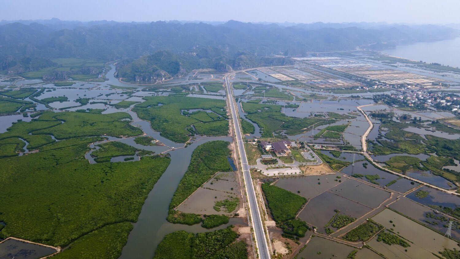 Esta carretera, con el mar azul a un lado y montañas y bosques al otro, es descrita por los turistas como «la carretera costera más hermosa del norte». (Foto: Arttimes)