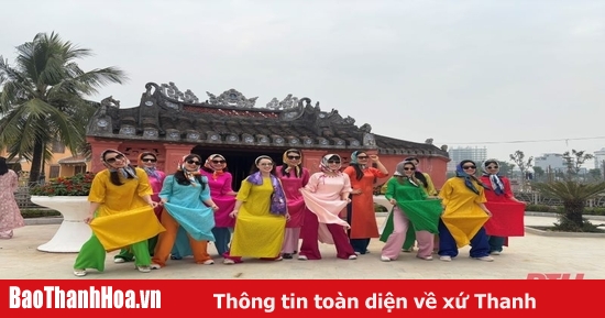 Many tourists come to Hoi An park to take pictures with Ao Dai