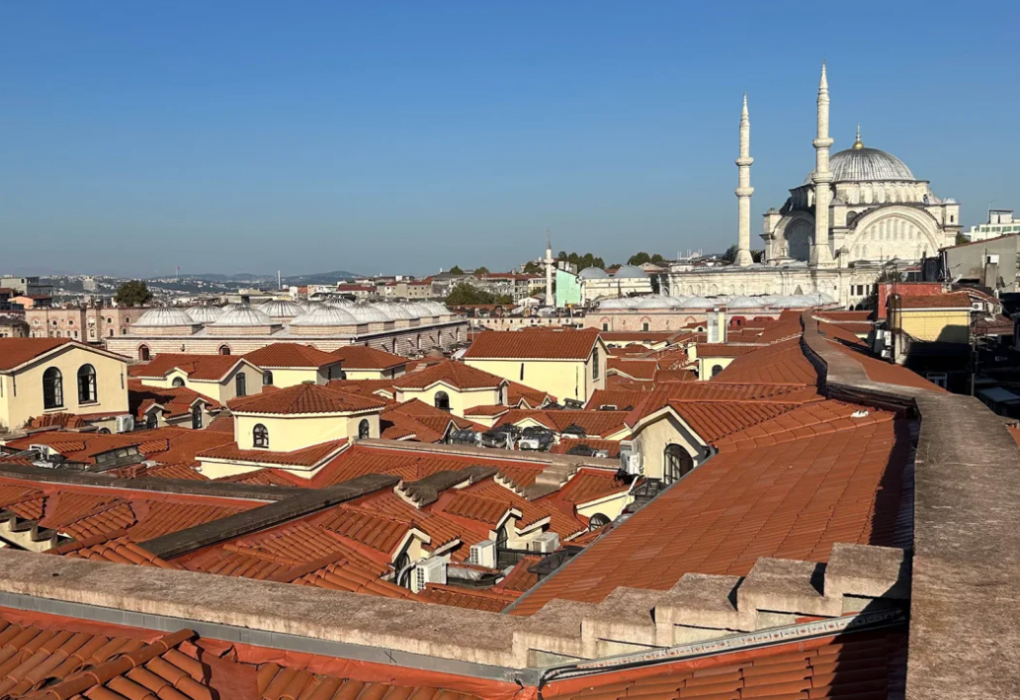 Rooftop tour of ancient bazaar in Türkiye