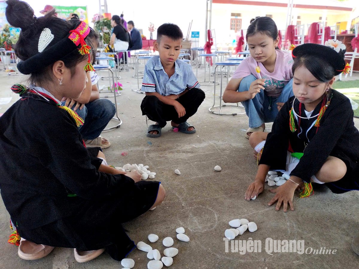 Giữ trang phục Sán Dìu