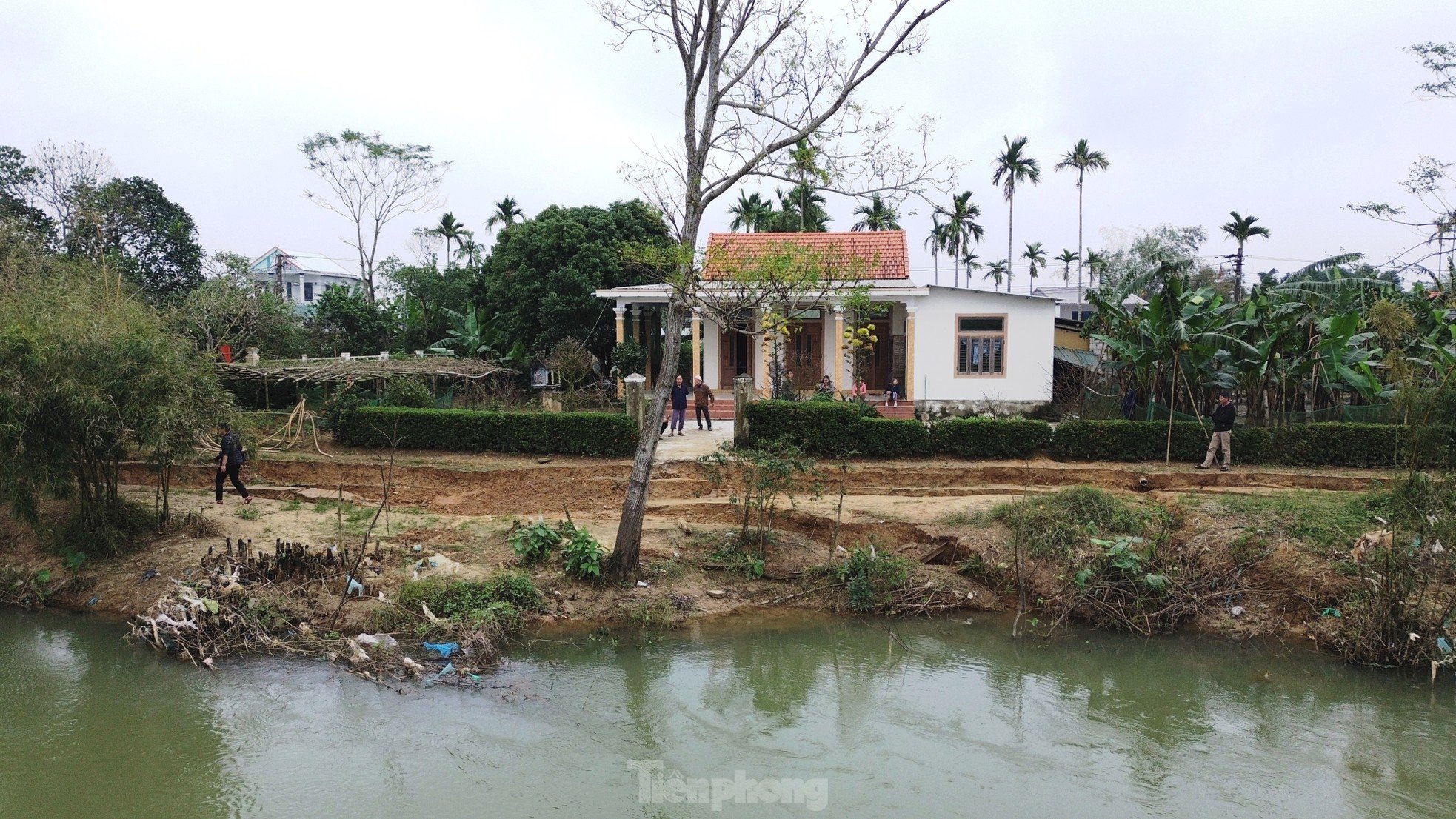 រស់នៅដោយភ័យខ្លាចលើការបាក់ច្រាំងទន្លេនៅ Hue រូបថត ៩