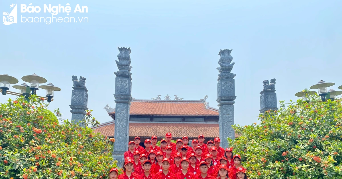 More than 5,000 tourists braved the sun to visit Truong Bon National Monument on the day of Southern Liberation.