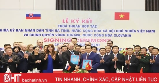 Firma de un acuerdo de cooperación entre Ha Tinh y la región autónoma de Trnava