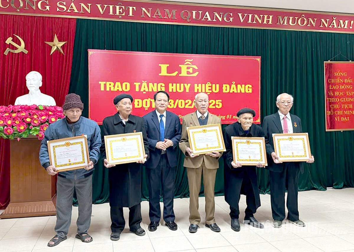 Comrade Van Dinh Thao awarded Party Badges in the 3rd and 2nd batches in Son Duong district.