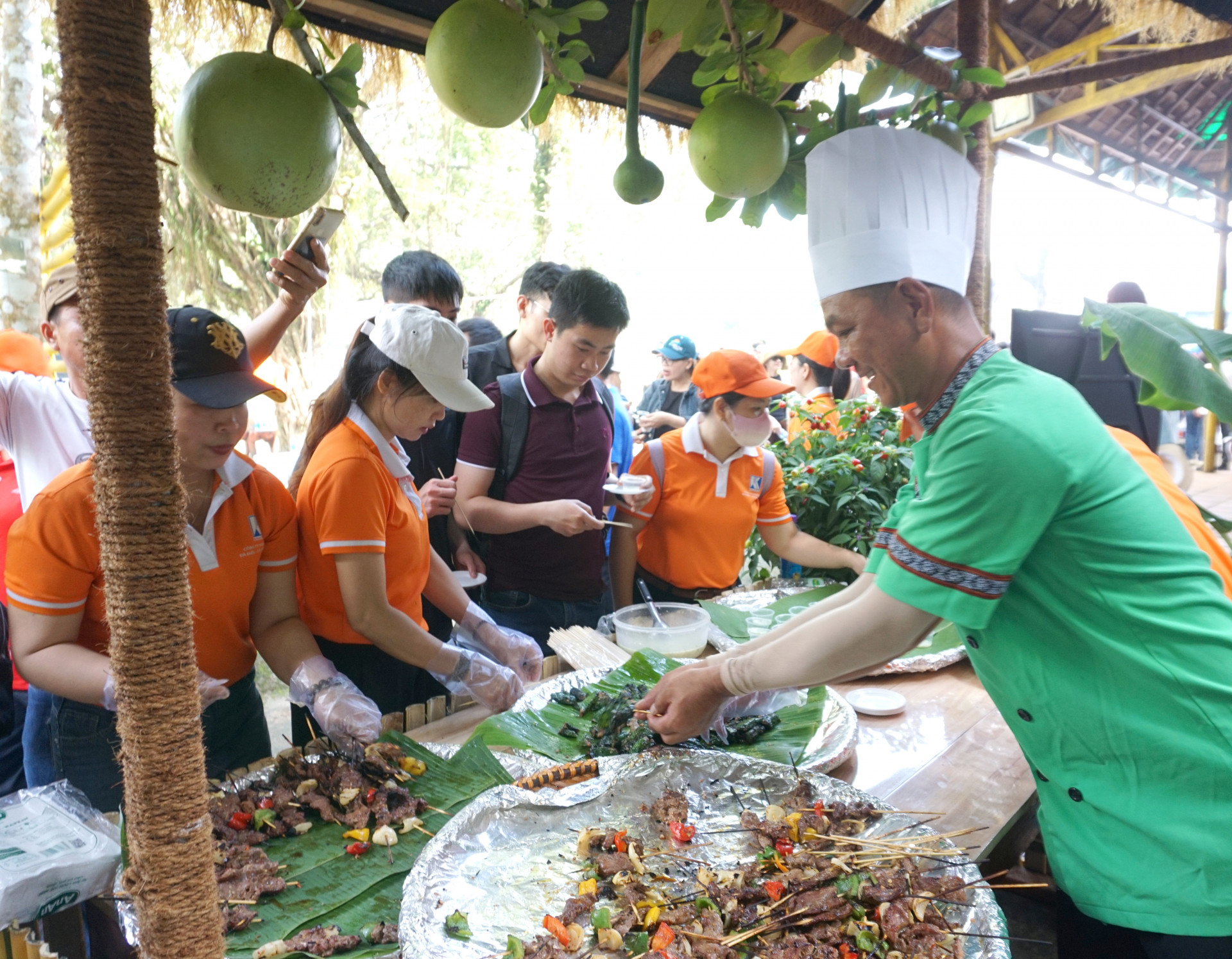 観光客はヤンベイ観光公園でカトコダチョウの肉を使った美味しい料理を試食する