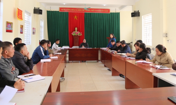 Der ständige stellvertretende Vorsitzende des Volksrats der Provinz nahm an der Sitzung der Parteizelle im Gebiet Na Pha, Stadt Binh Lieu, Bezirk Binh Lieu teil.