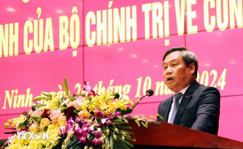 El Politburó nombró al Secretario del Comité Provincial del Partido en Quang Binh para ocupar el cargo de Secretario del Comité Provincial del Partido en Quang Ninh.