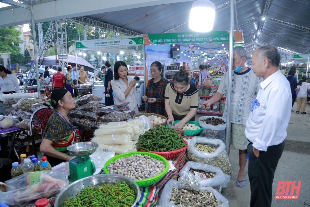 Người dân tấp nập tham quan, mua sắm tại khu trưng bày, giới thiệu sản phẩm nông sản, thực phẩm an toàn