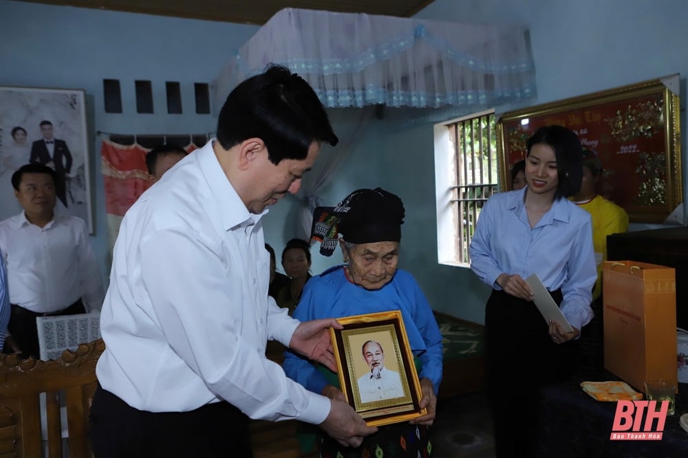 Le président Luong Cuong visite, offre des cadeaux aux familles politiques et encourage les officiers et les soldats du poste frontière de Bat Mot