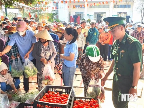 Chăm lo Tết chu đáo, sẵn sàng chiến đấu