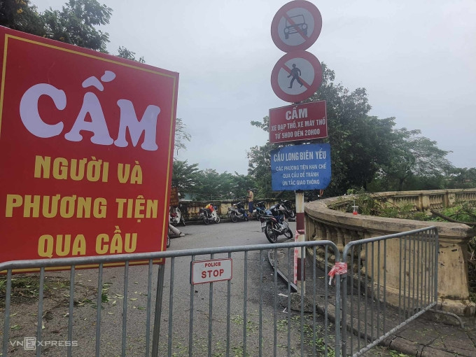 Las autoridades colocaron vallas y señales que prohíben el acceso al puente Long Bien. Foto: Vo Hai