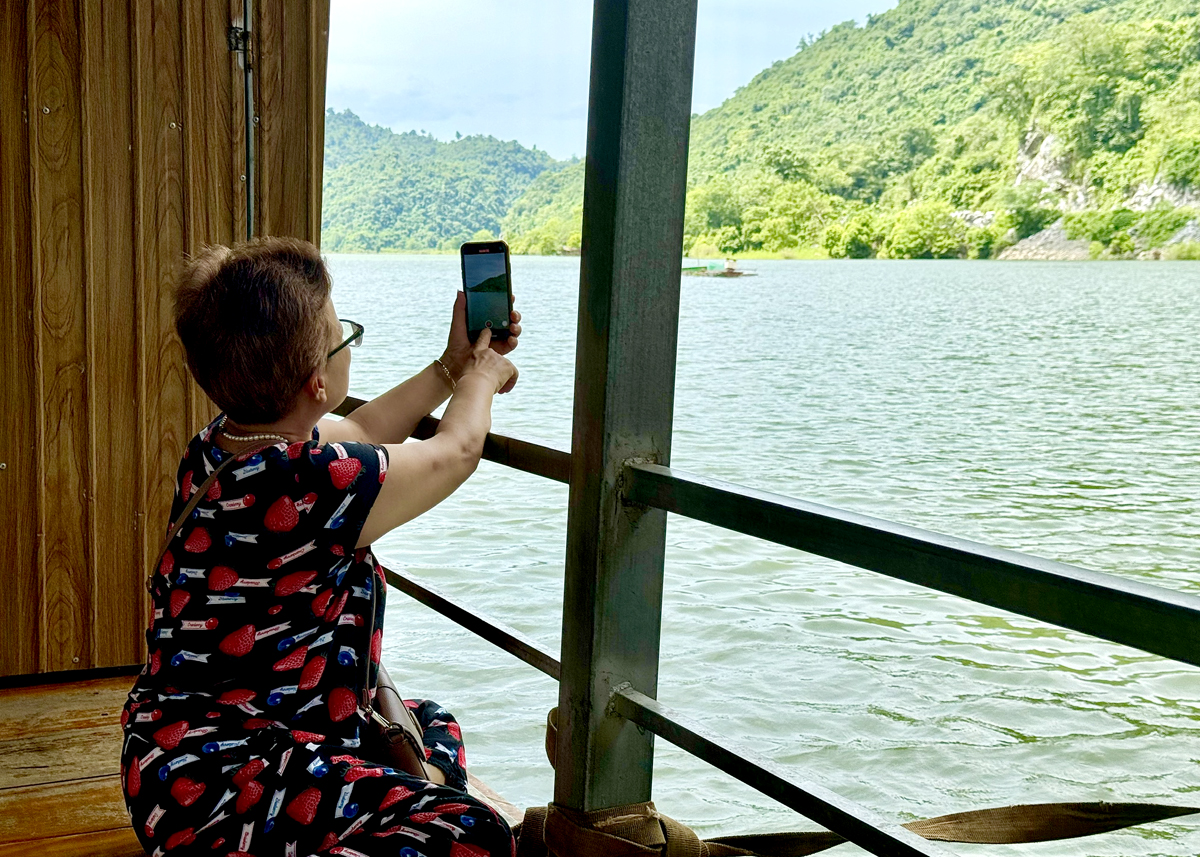 トラン・ティ・スエンさんがラフティングを体験し、ヌーン湖の景色を眺める