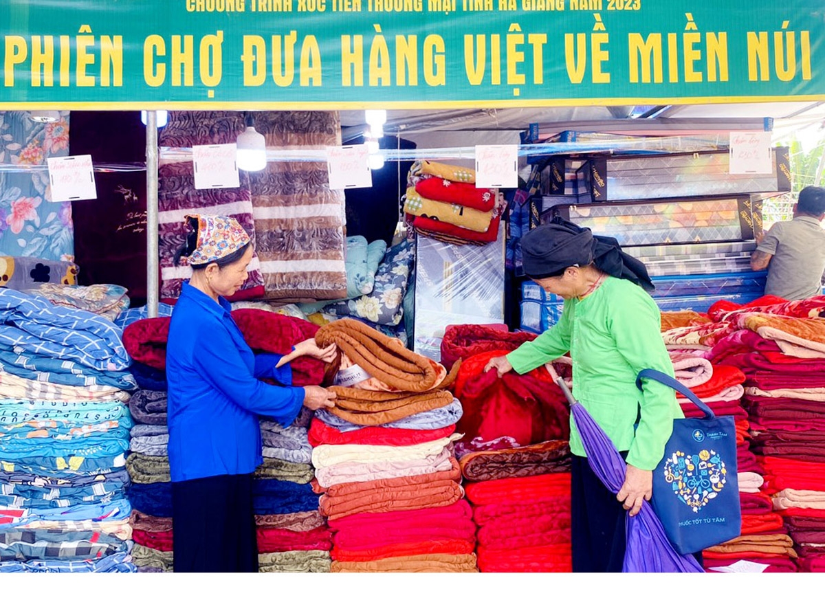 Der Markt ermöglicht den Menschen vor Ort den Zugang zu vietnamesischen Waren mit reichem Design und großer Vielfalt zu angemessenen Preisen.