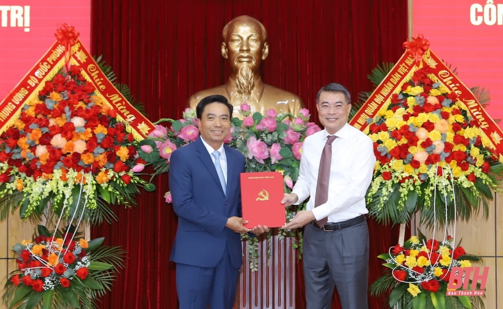 Images at the conference announcing the Politburo's decision to appoint Senior Lieutenant General Nguyen Doan Anh to hold the position of Secretary of Thanh Hoa Provincial Party Committee