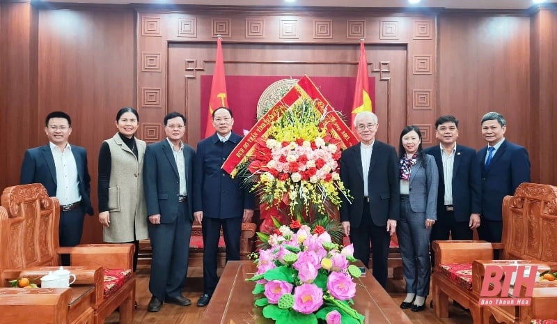 내무부 차관 Vu Chien Thang, Tran Xuan Manh 신부의 크리스마스 축하 인사