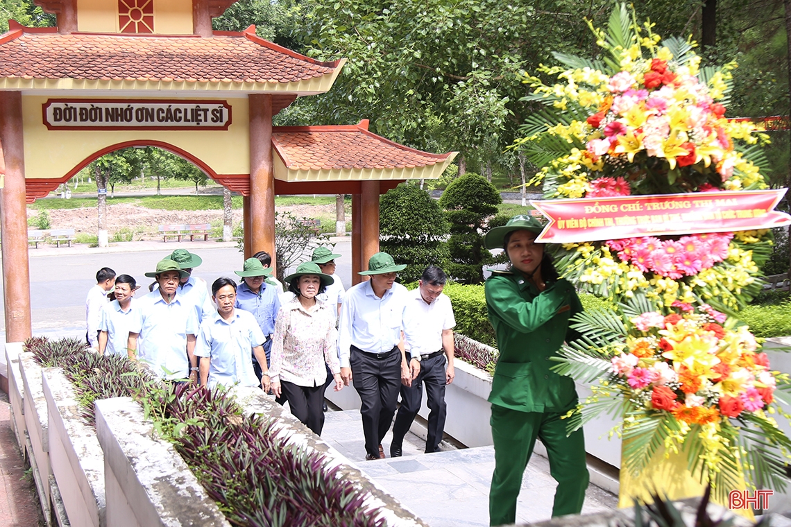 สมาชิกเลขาธิการ Truong Thi Mai นำธูปไปจุดตามที่อยู่สีแดงและมอบของขวัญให้กับผู้คนในหมู่บ้านห่าติ๋ญ