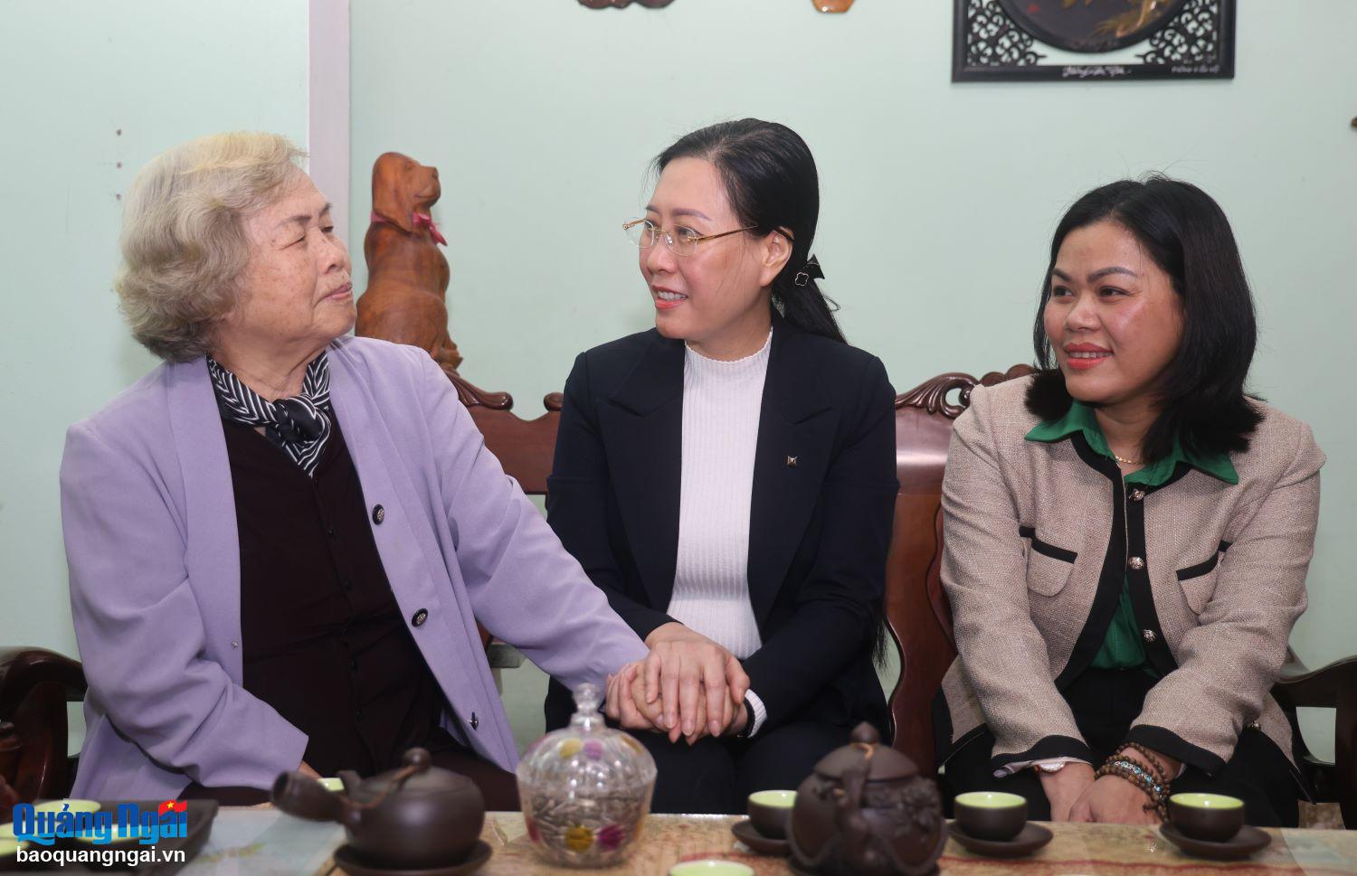 Ủy viên Trung ương Đảng, Bí thư Tỉnh ủy, Chủ tịch HĐND tỉnh Bùi Thị Quỳnh Vân tân cần thăm hỏi sức khỏe, đời sống các gia đình 