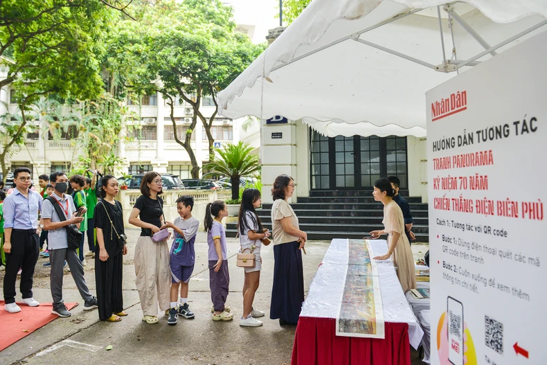 2024年5月にパノラマ付録を受け取るために、読者がNhan Dan新聞に列をなしている。