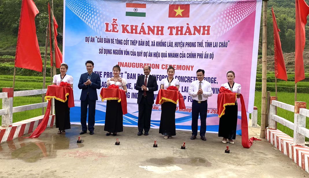 Các đại biểu cắt băng khánh thành cầu bản bê tông cốt thép bản Đớ, xã Khổng Lào.