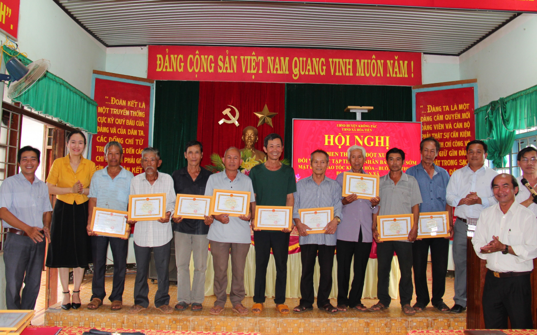 Đại diện các hộ gia đình xã Hòa Tiến nhận khen thưởng bàn giao sớm mặt bằng Dự án cao tốc Khánh Hòa - Buôn Ma Thuột.