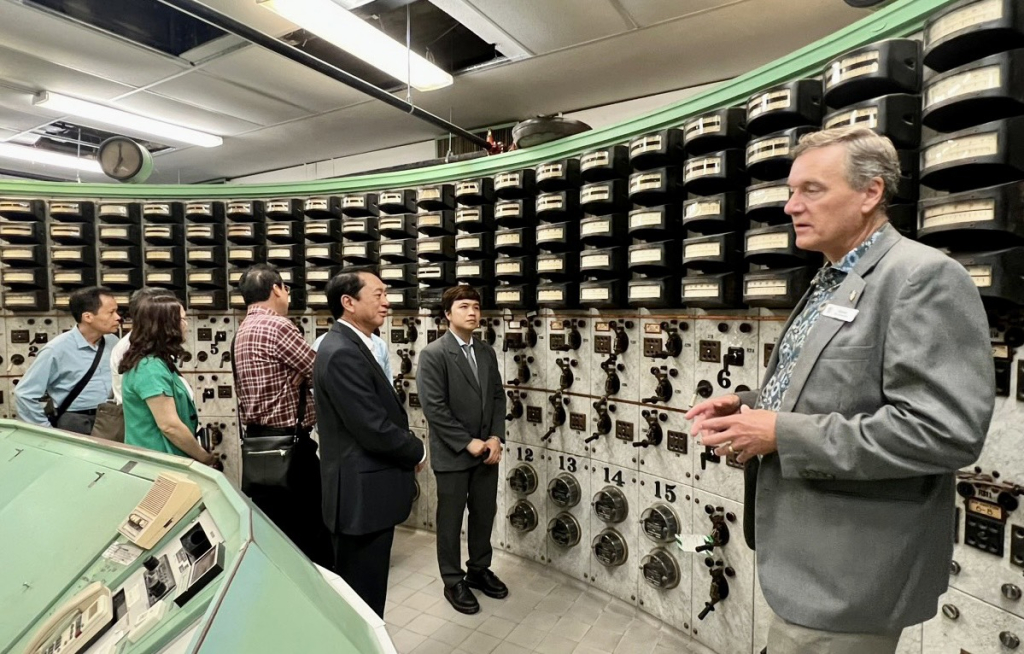 La délégation a visité le centre d’exploitation et de contrôle de la centrale hydroélectrique.