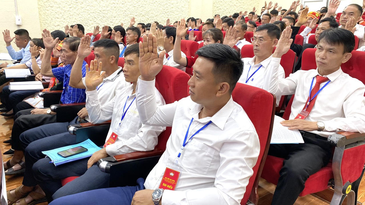 Các đại biểu biểu quyết thông qua nghị quyết đại hội.