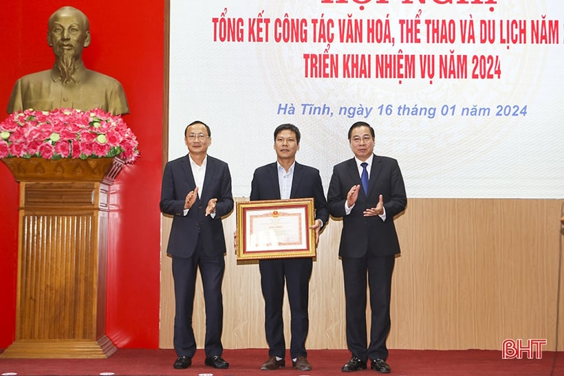 Hà Tĩnh nhận Cờ thi đua xuất sắc của Bộ Văn hóa - Thể thao và Du lịch