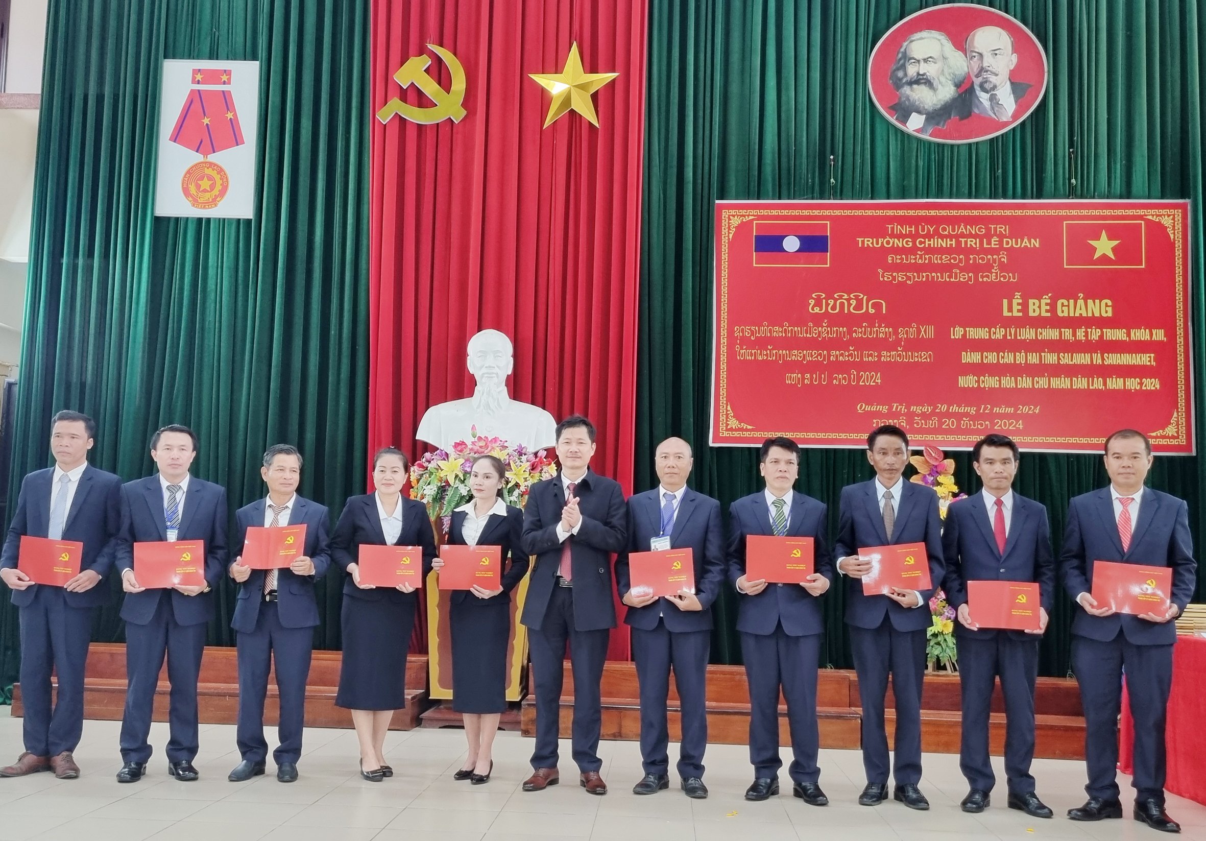 Ceremonia de clausura del curso de Teoría Política Intermedia para cuadros de las provincias de Savannakhet y Salavan