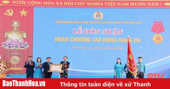 Công đoàn Khu Kinh tế Nghi Sơn và các Khu công nghiệp tỉnh Thanh Hóa đón nhận Huân chương Lao động hạng Ba