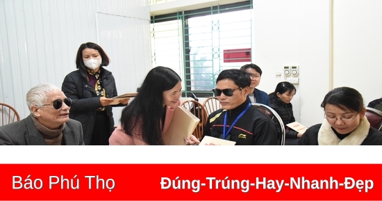 Giving gifts "Tet to every home" to the Blind Association of Viet Tri city