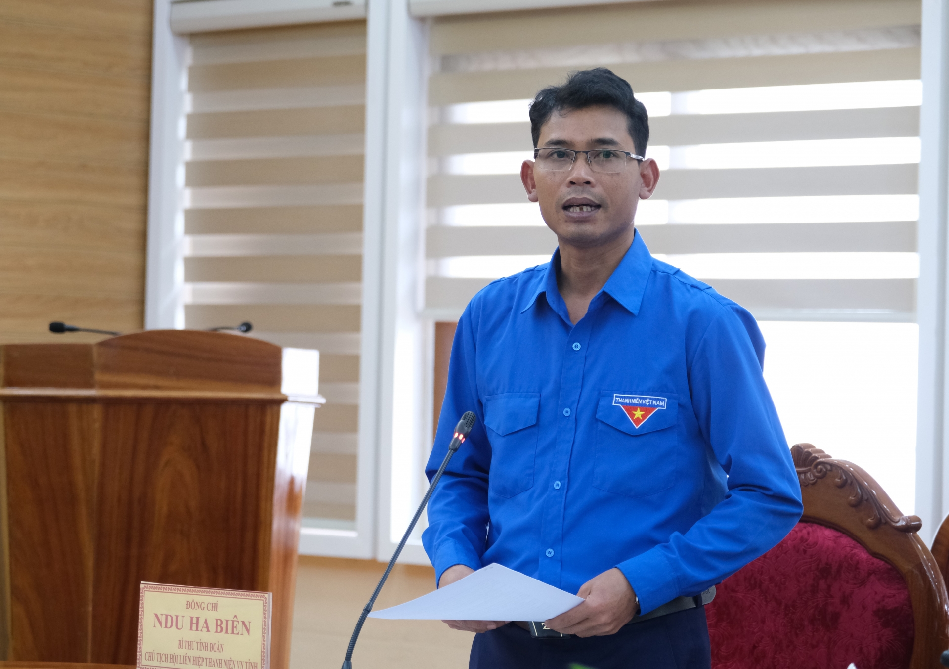 Encik Ndu Ha Bien - Setiausaha Kesatuan Belia Wilayah, Pengerusi Kesatuan Belia Wilayah, bagi pihak delegasi, melaporkan kepada Jawatankuasa Tetap Jawatankuasa Parti Wilayah mengenai komposisi delegasi.