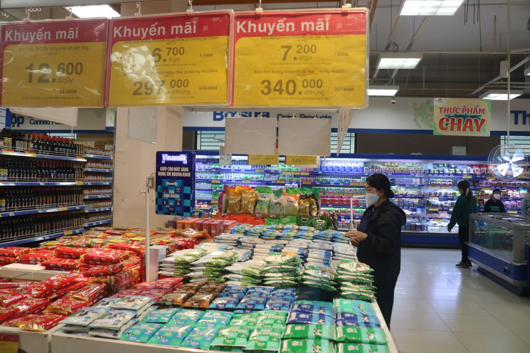 Kunden kaufen Werbeprodukte im Co.opmart Buon Ma Thuot Supermarket.