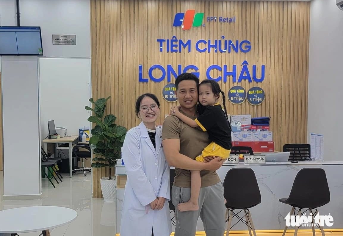 Nghẹt thở giây phút nữ bác sĩ cứu cháu bé hóc kẹo khi đi trên đường ở Đà Nẵng - Ảnh 3.