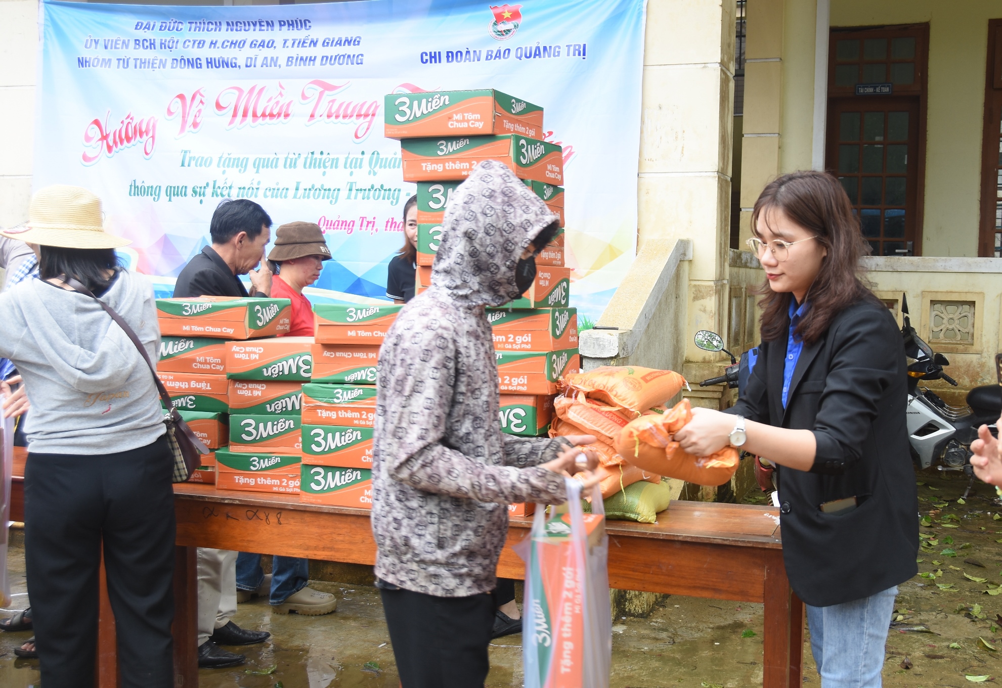 Trao hàng trăm suất quà cho người dân, học sinh các xã: Húc, Vĩnh Ô, Hải Lâm