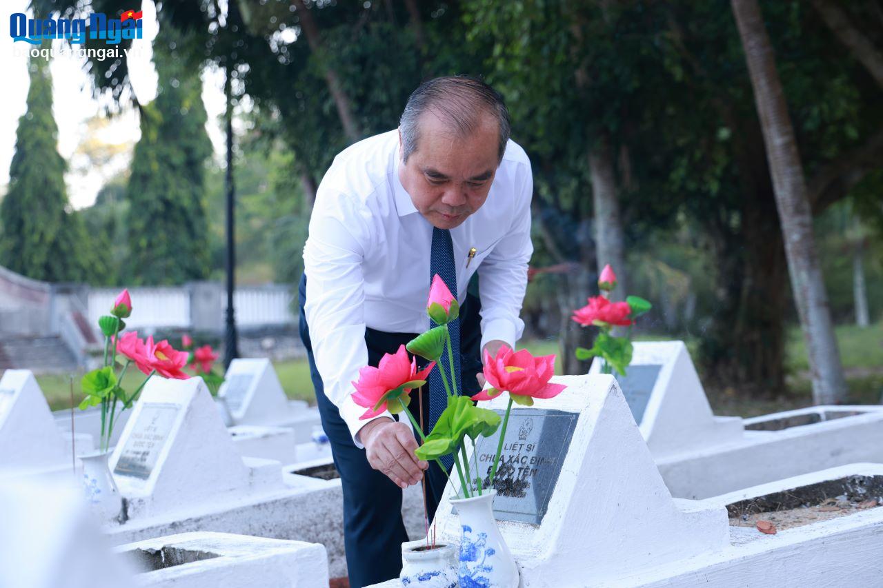 Der ständige stellvertretende Vorsitzende des Volkskomitees der Provinz, Tran Hoang Tuan, brachte an den Gräbern der Märtyrer Weihrauch dar.