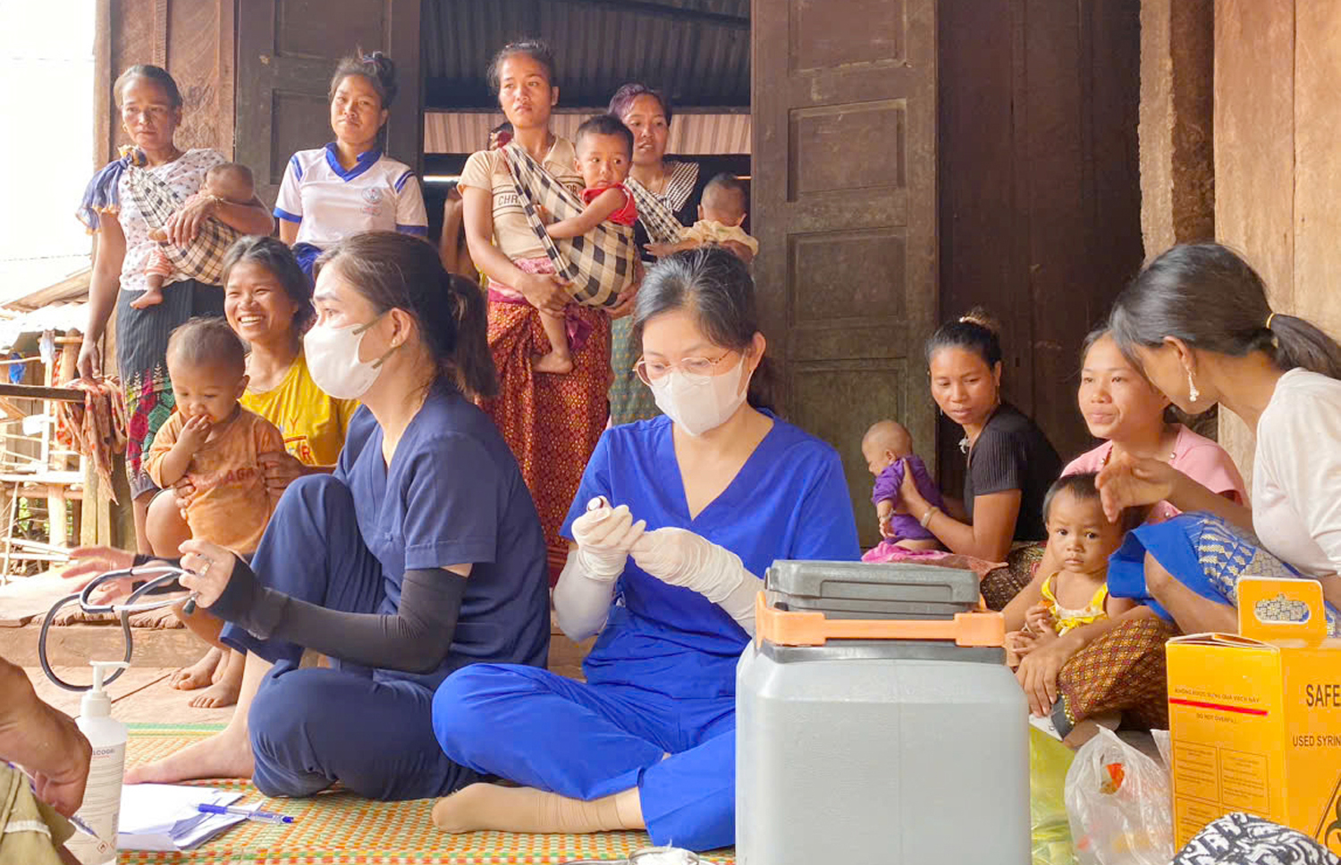 ក្រុមចាក់វ៉ាក់សាំងចល័តនៃមជ្ឈមណ្ឌលវេជ្ជសាស្ត្របូត្រាច ផ្តល់ការចាប់ និងបោសសំអាតវ៉ាក់សាំងសម្រាប់វ៉ាក់សាំង EPI នៅឃុំតាន់ត្រាច និងឃុំធឿងត្រាច។