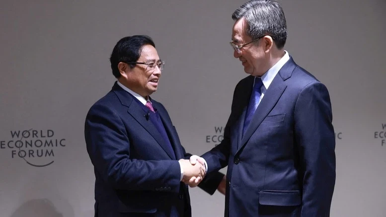 El primer ministro Pham Minh Chinh y el miembro del Comité Permanente del Politburó y viceprimer ministro permanente del Consejo de Estado de China Ding Xuexiang. (Foto: NHAT BAC)