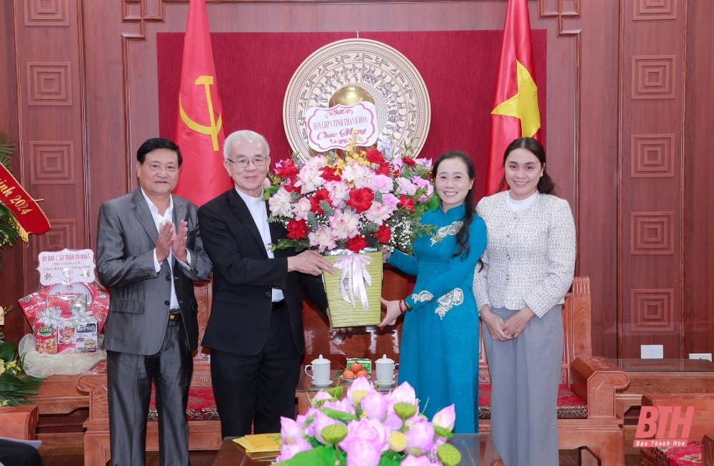 지방 당위원회 부비서 Trinh Tuan Sinh는 Sam Son 교구의 Tran Xuan Manh 신부를 축하했습니다.