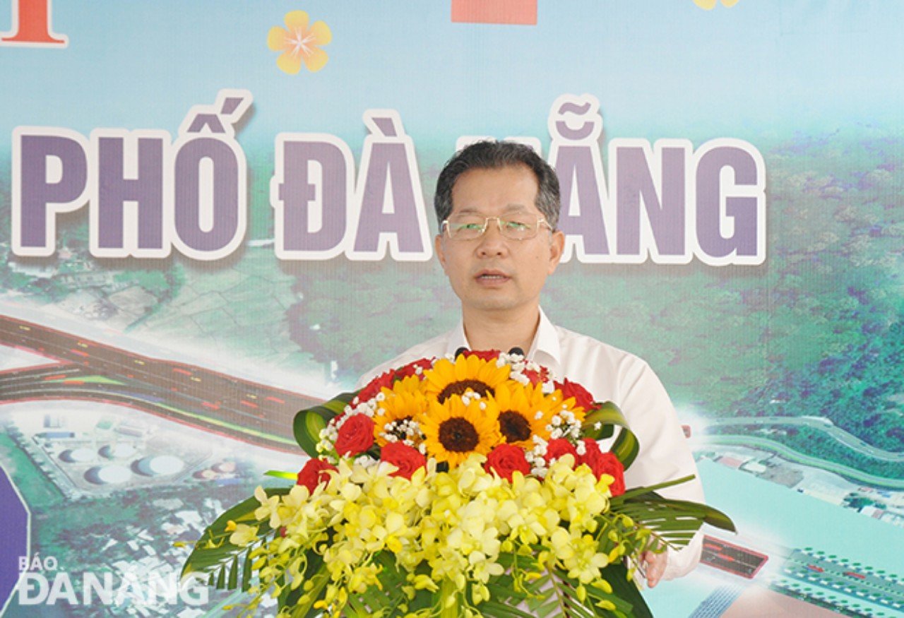 시당위원회 비서 Nguyen Van Quang이 연설하고 있습니다.