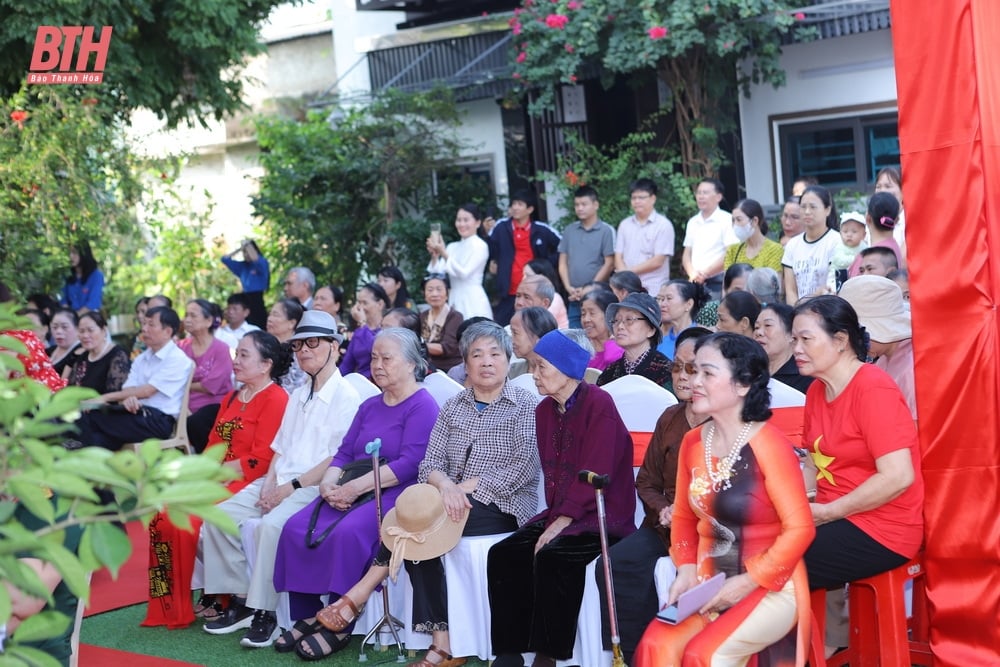 Bí thư Tỉnh ủy Nguyễn Doãn Anh chung vui ngày hội đại đoàn kết toàn dân tộc tại khu phố Quảng Xá