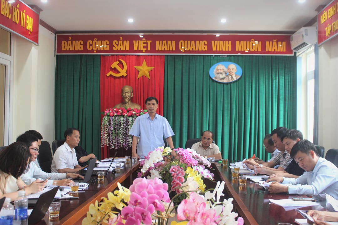 Inspecting administrative reform work in Lak district