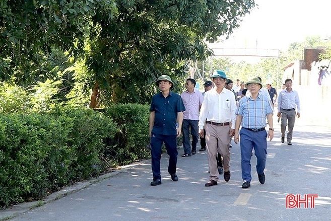 Quang Tri province delegation visits Cam Xuyen new rural district