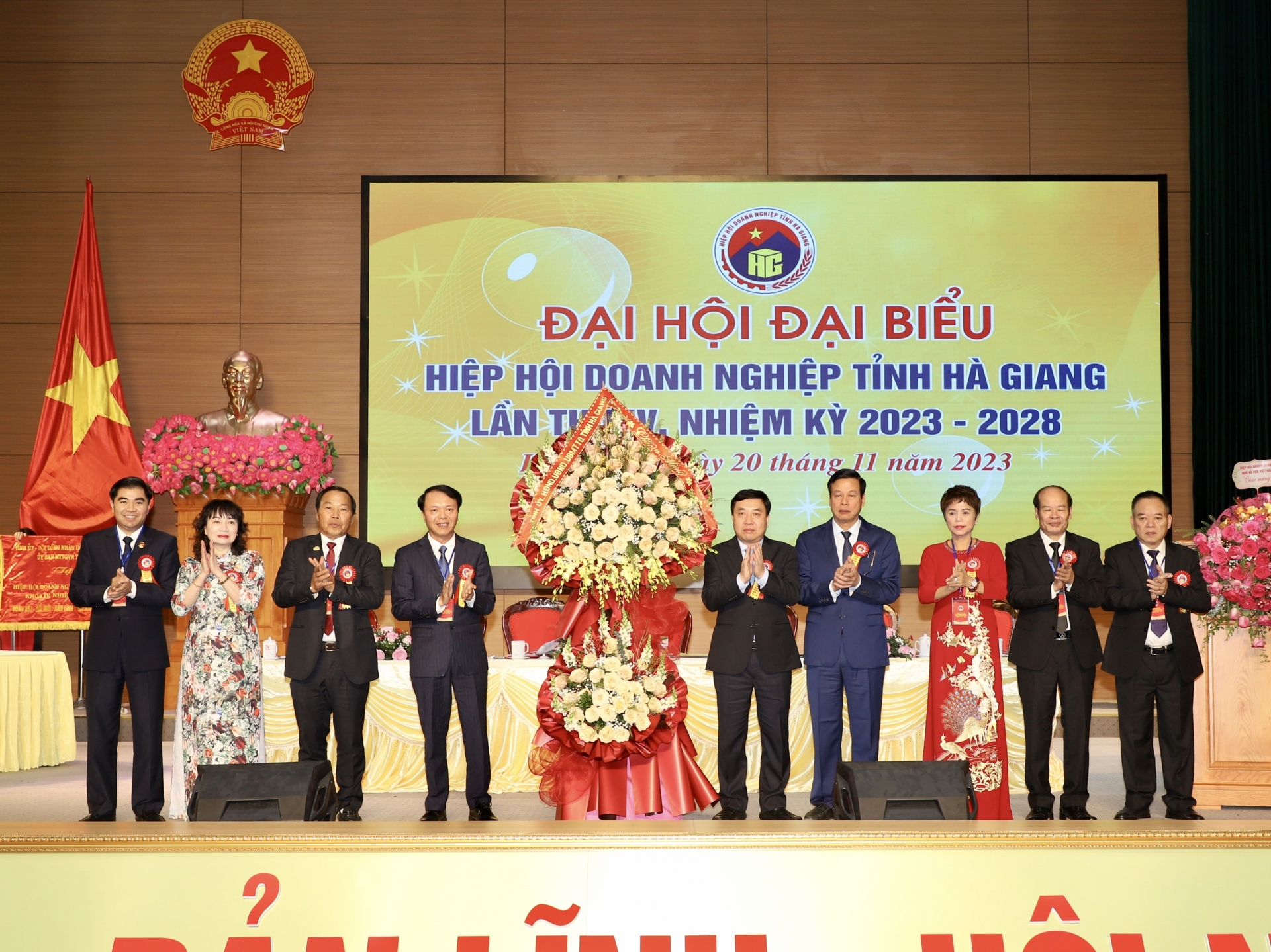 응우옌 마잉 중(Nguyen Manh Dung) 성 당위원회 대행 비서와 응우옌 반 손(Nguyen Van Son) 성 인민위원회 위원장이 대회를 축하하는 꽃바구니를 전달했습니다.