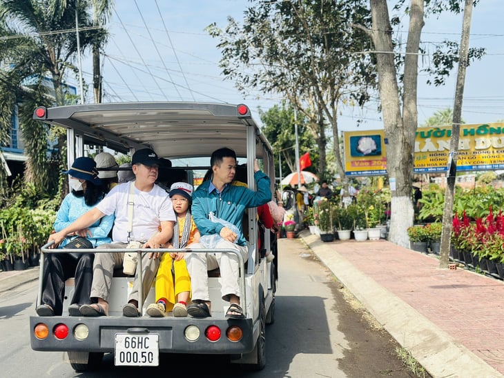 Khách nườm nượp đổ về làng hoa Sa Đéc chụp ảnh, mua hoa Tết   - Ảnh 1.