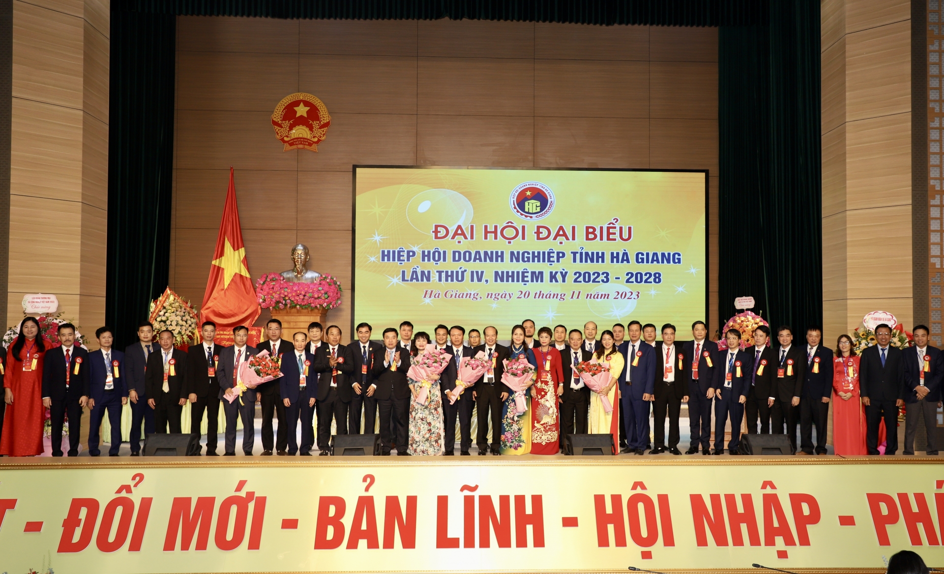 지방 기업 협회 제4기 집행위원회는 대회에 자신을 소개하고 지방 지도자들로부터 축하 꽃다발을 받았습니다.