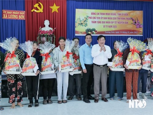 Provincial People's Committee leaders visit and give gifts to disadvantaged households on the occasion of Lunar New Year 2025