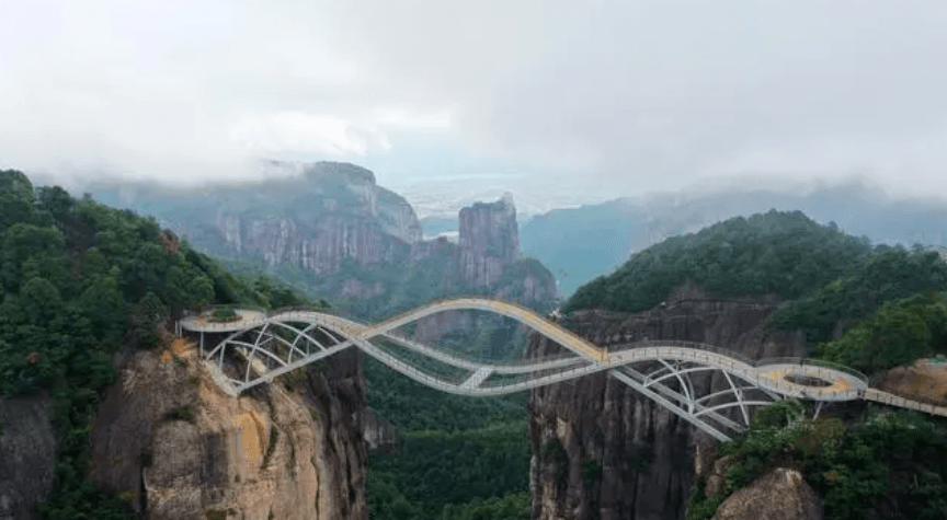 Il s'agit du pont de verre Nhu Y, « suspendu » entre deux falaises à une hauteur de 140 m, dans la zone pittoresque de Than Tien Cu, dans la ville de Thai Chau (province du Zhejiang).