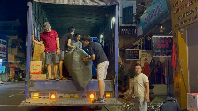 Die Bewohner von Ho-Chi-Minh-Stadt trotzten dem Regen und blieben die ganze Nacht wach, um Hilfsgüter für die nördlichen Provinzen und Städte zu sammeln (Foto 3).